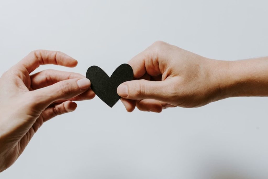 敵は味方の顔をして近づいているの写真