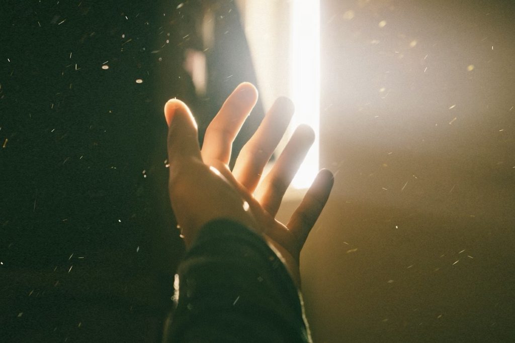 御顔があなたの上で照り輝く時の写真