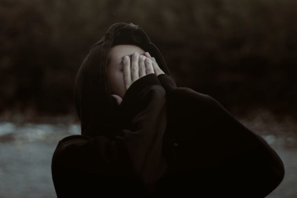 感情で後悔する時の写真