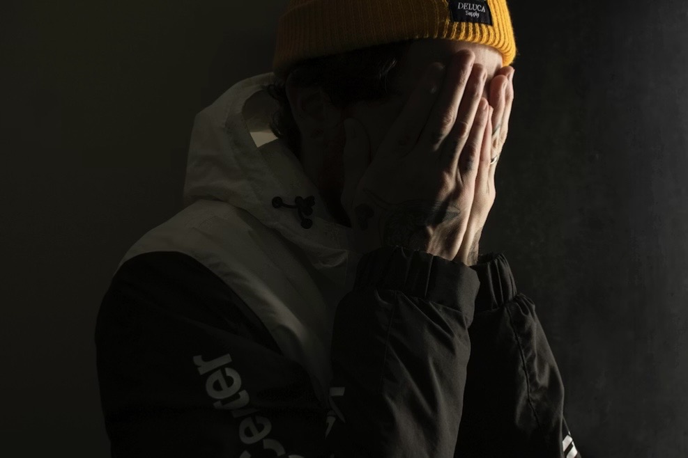 心を責める告発者サタンの写真